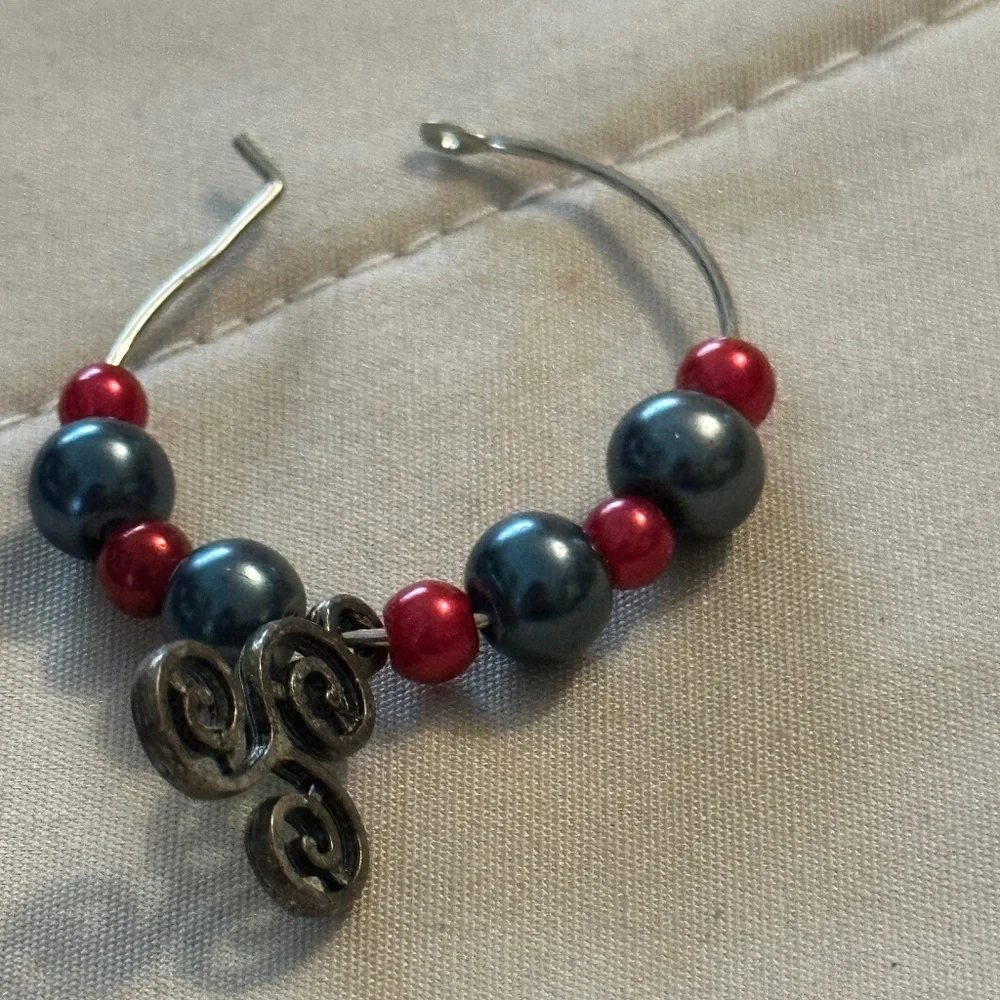 Wine glass tag, stainless steel hoop, blue/red beads Triple Celtic Spiral